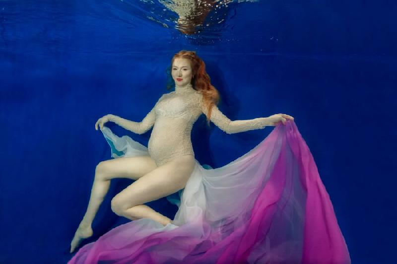 Подводная фотосессия для беременных.