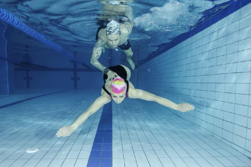 Съёмка в бассейне с реабилитологом