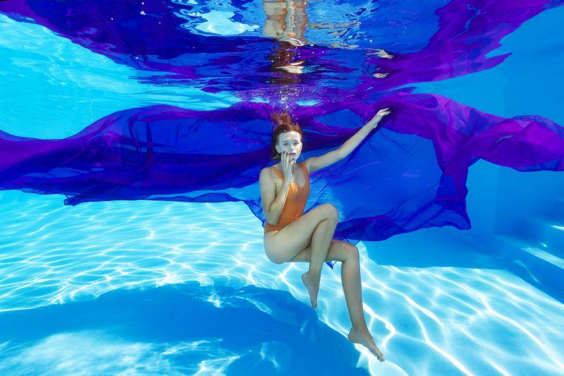 Подводная съемка в бассейне. Фото.