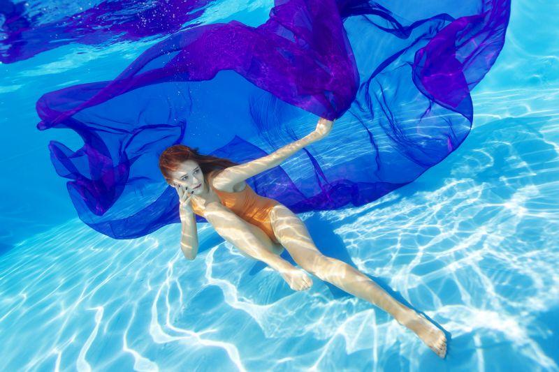 Подводная съемка в бассейне. Фото.